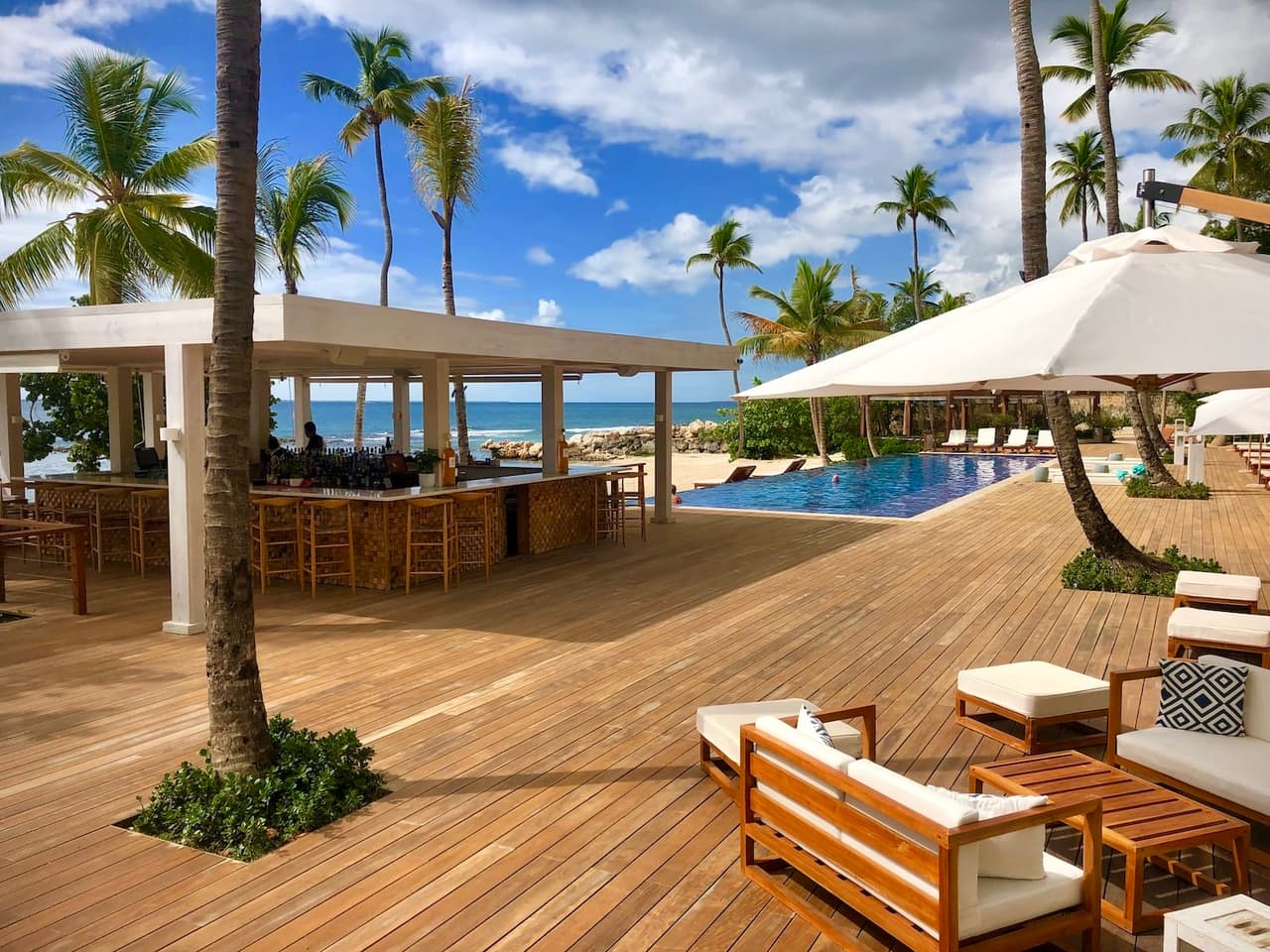 The infinity pool and bar at Minitas Beach Club, Casa de Campo